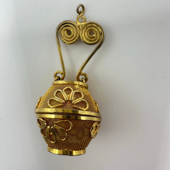 Midcentury Chinese gold plated filigree mesh lantern secret locket box pendant - Picture 2 of 8